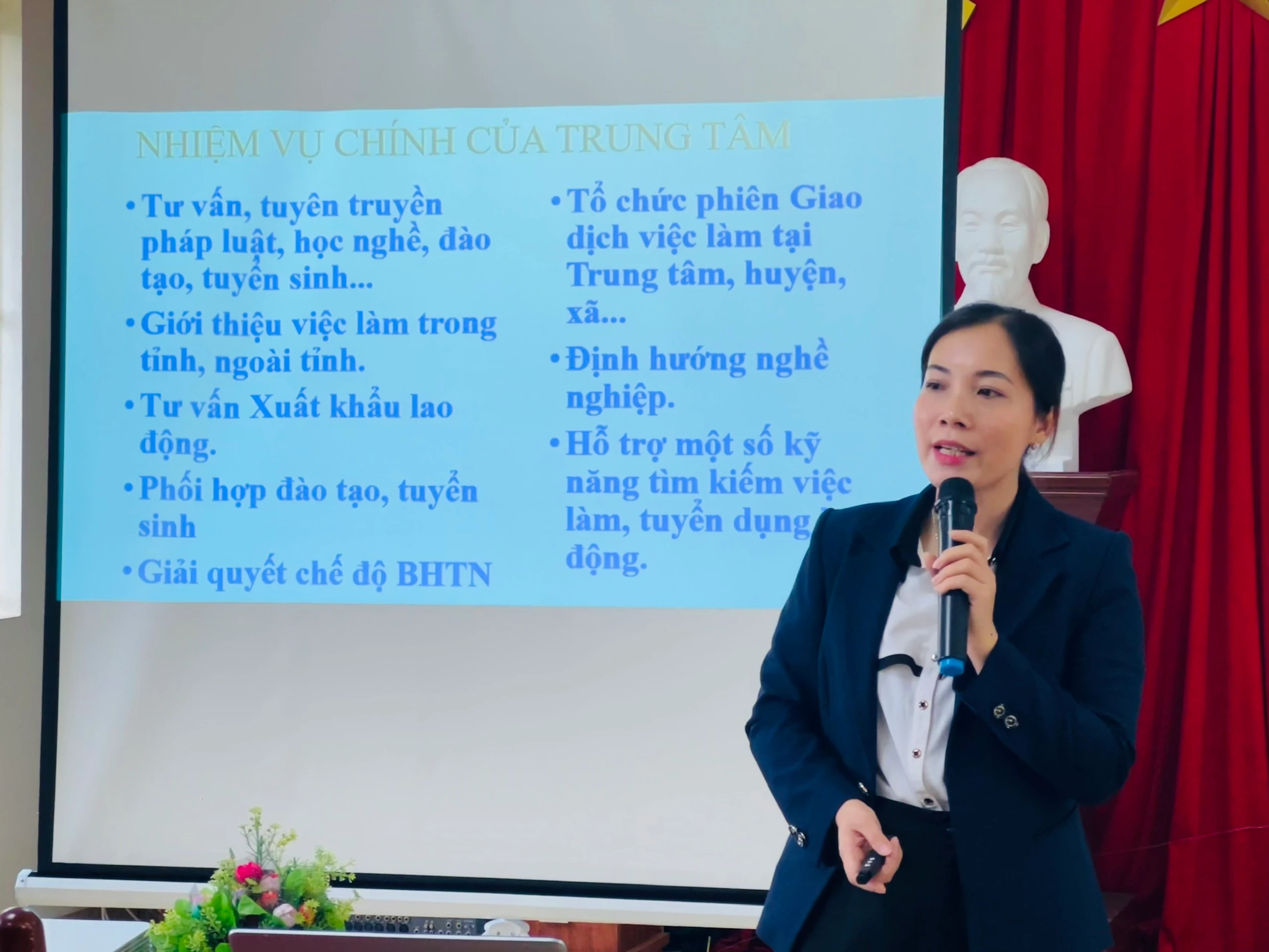 anh-4-chuyen-vien-cua-trung-tam-gioi-thieu-viec-lam-tu-van-chia-se-ve-viec-lam-trong-va-ngoai-nuoc-3602.jpg