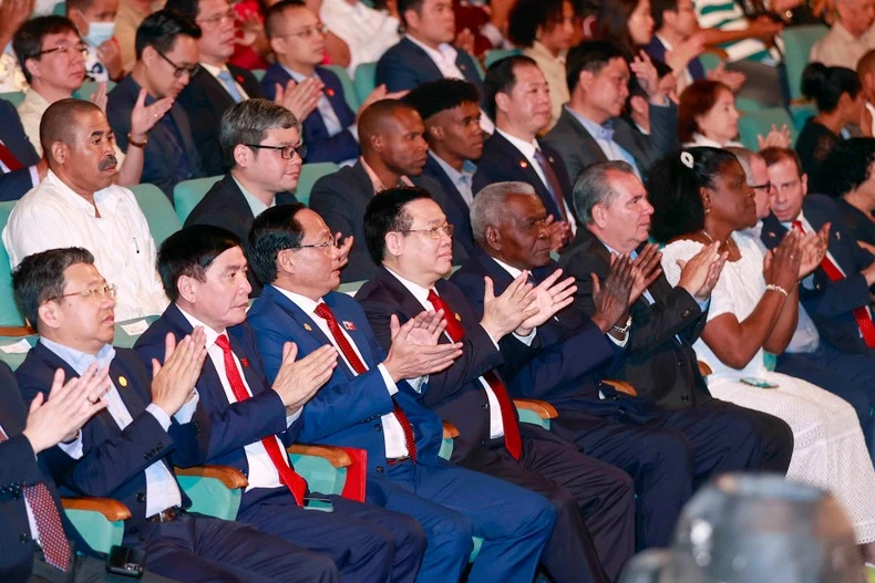 Chủ tịch Quốc hội Vương Đình Huệ và Chủ tịch Quốc hội Chính quyền Nhân dân nước Cộng hòa Cuba Esteban Lazo Hernandez cùng các đại biểu dự kỷ niệm.