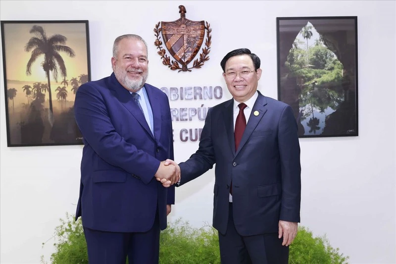 Chủ tịch Quốc hội Vương Đình Huệ và Thủ tướng Cộng hòa Cuba Manuel Marrero Cruz.