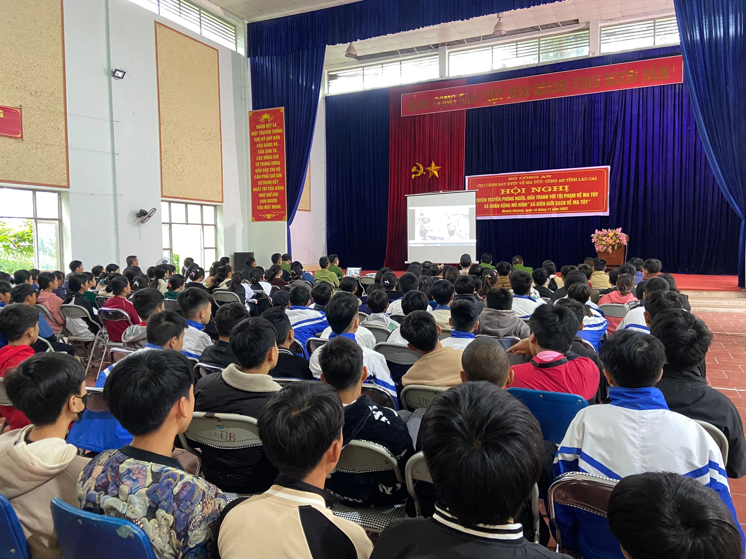 gần 200 đại biểu đã được nghe tuyên truyền về luật phòng chống ma túy.jpg