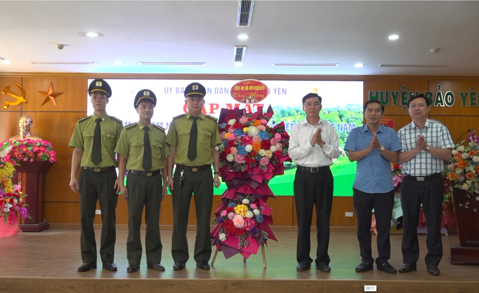 Các đồng chí lãnh đạo huyện Bảo Yên tặng hoa chúc mừng Hạt kiểm lâm huyện.jpg