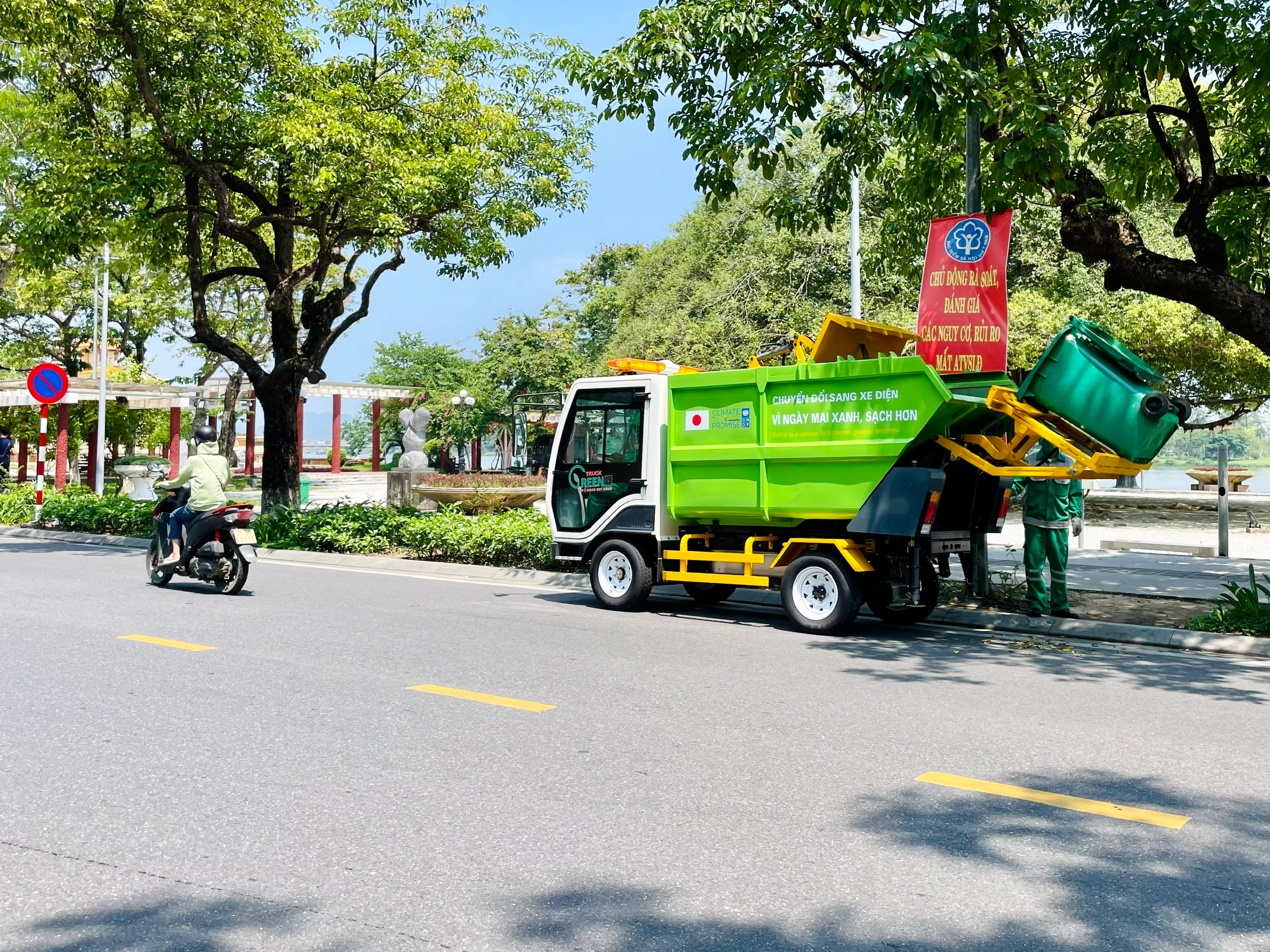 Một trong 6 chiếc xe tải điện thu gom rác thải do UNDP và Đại sứ quán Nhật Bản bàn giao cho TP Huế.