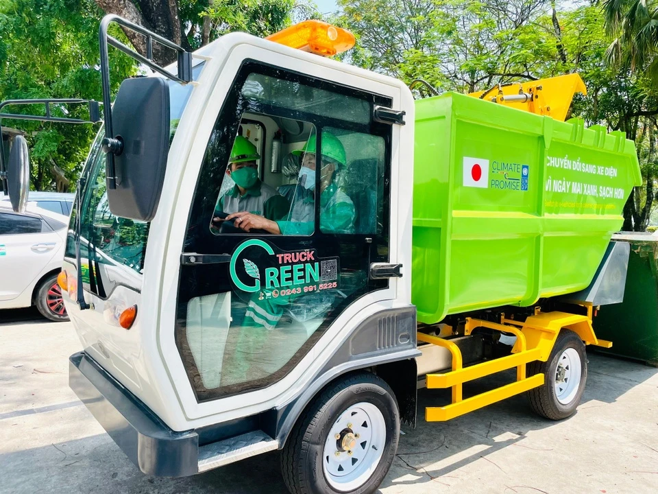 Xe điện gom rác ở Huế.
