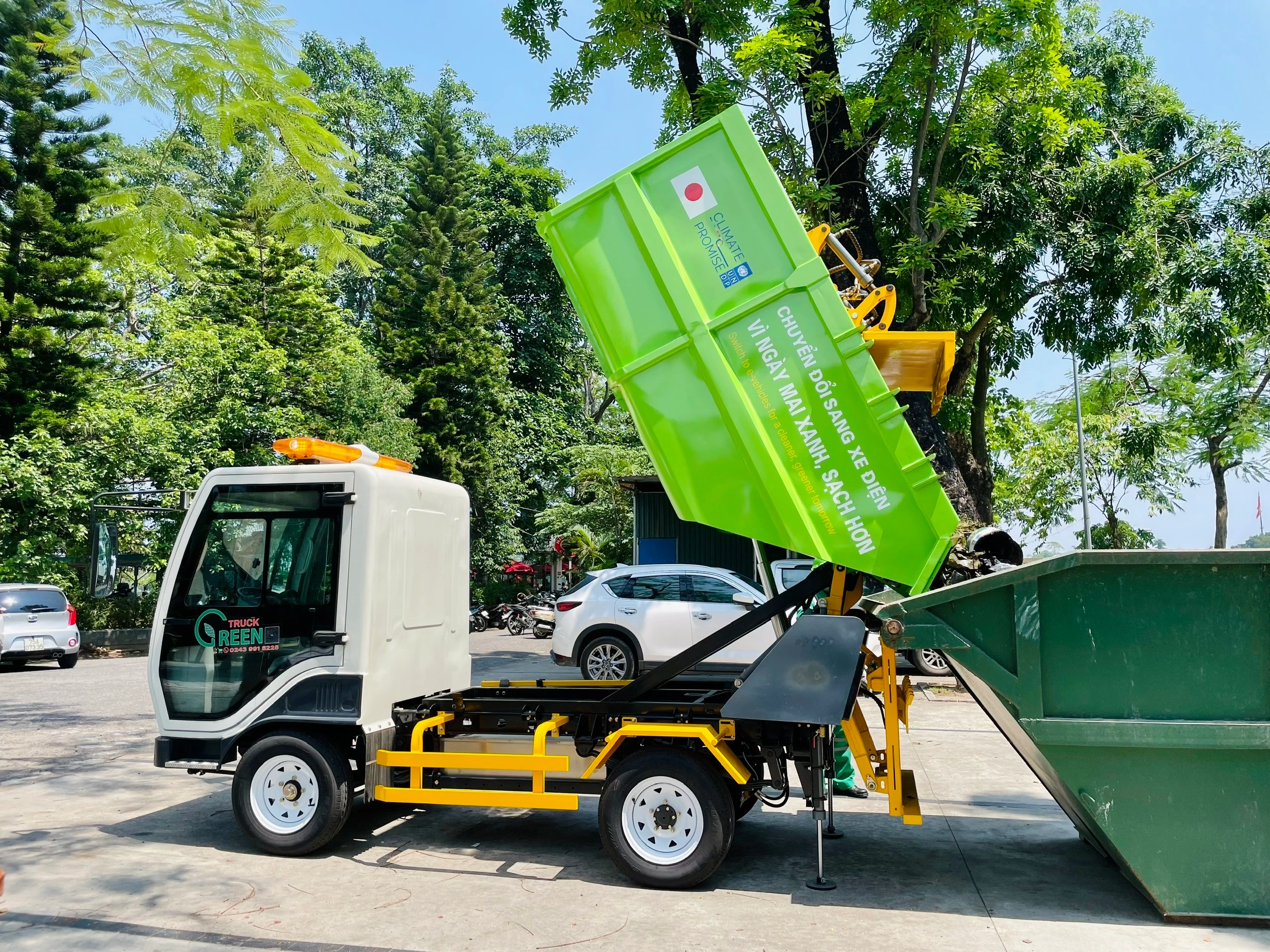 Một trong 6 chiếc xe tải điện thu gom rác thải do UNDP và Đại sứ quán Nhật Bản bàn giao cho TP Huế.