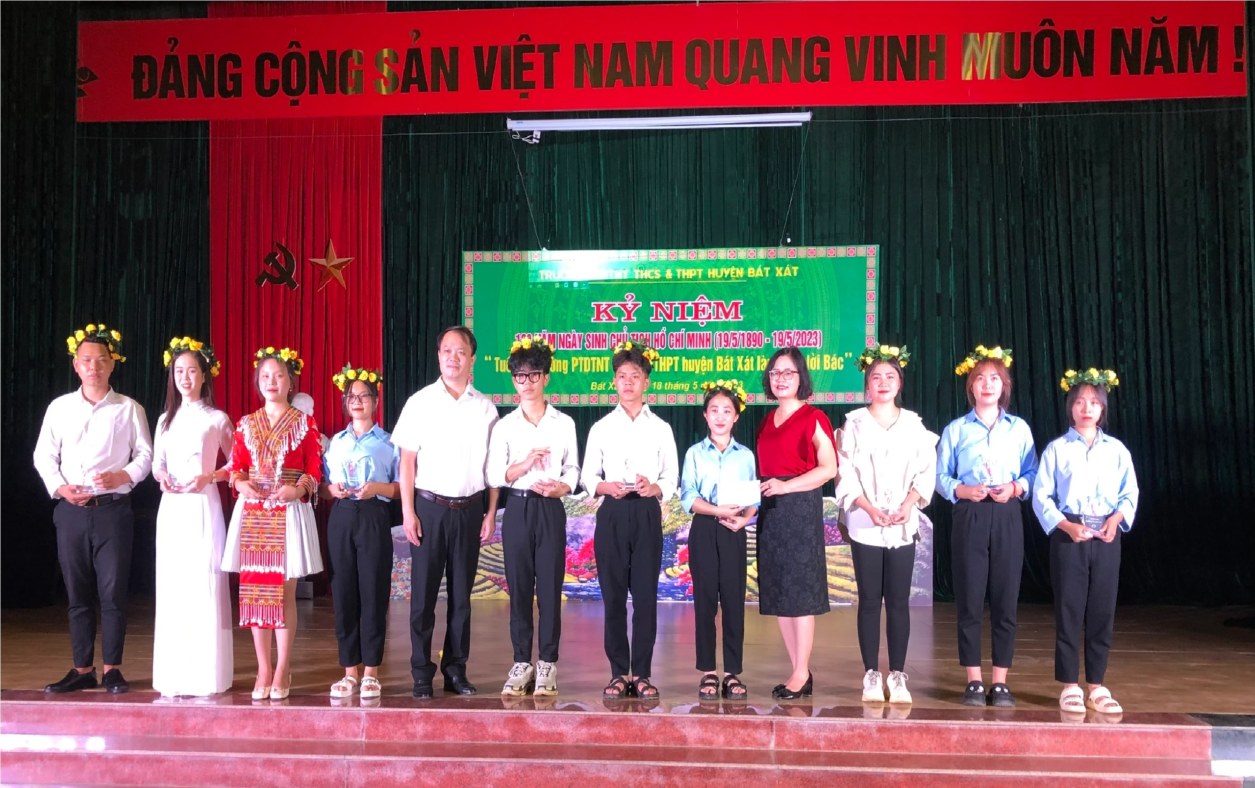 vinh danh.jpg
