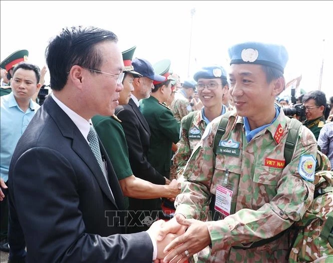 Chủ tịch nước Võ Văn Thưởng với các sĩ quan lên đường làm nhiệm vụ.