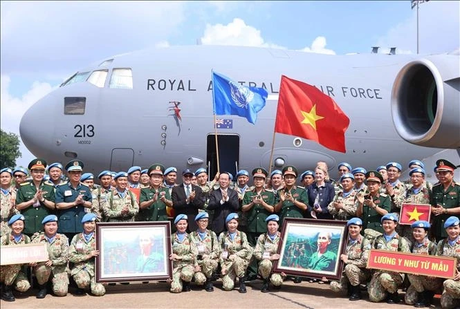 Chủ tịch nước Võ Văn Thưởng với các lực lượng lên đường thực hiện nhiệm vụ GGHB Liên hợp quốc tại Nam Sudan.