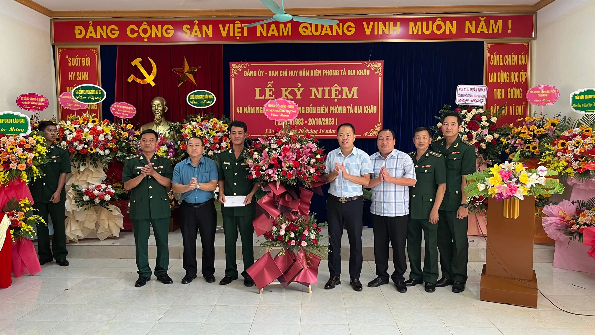 Lãnh đạo huyện Mường Khương tặng hoa chúc mừng nhân dịp kỷ niệm 40 năm ngày thành lập.jpg