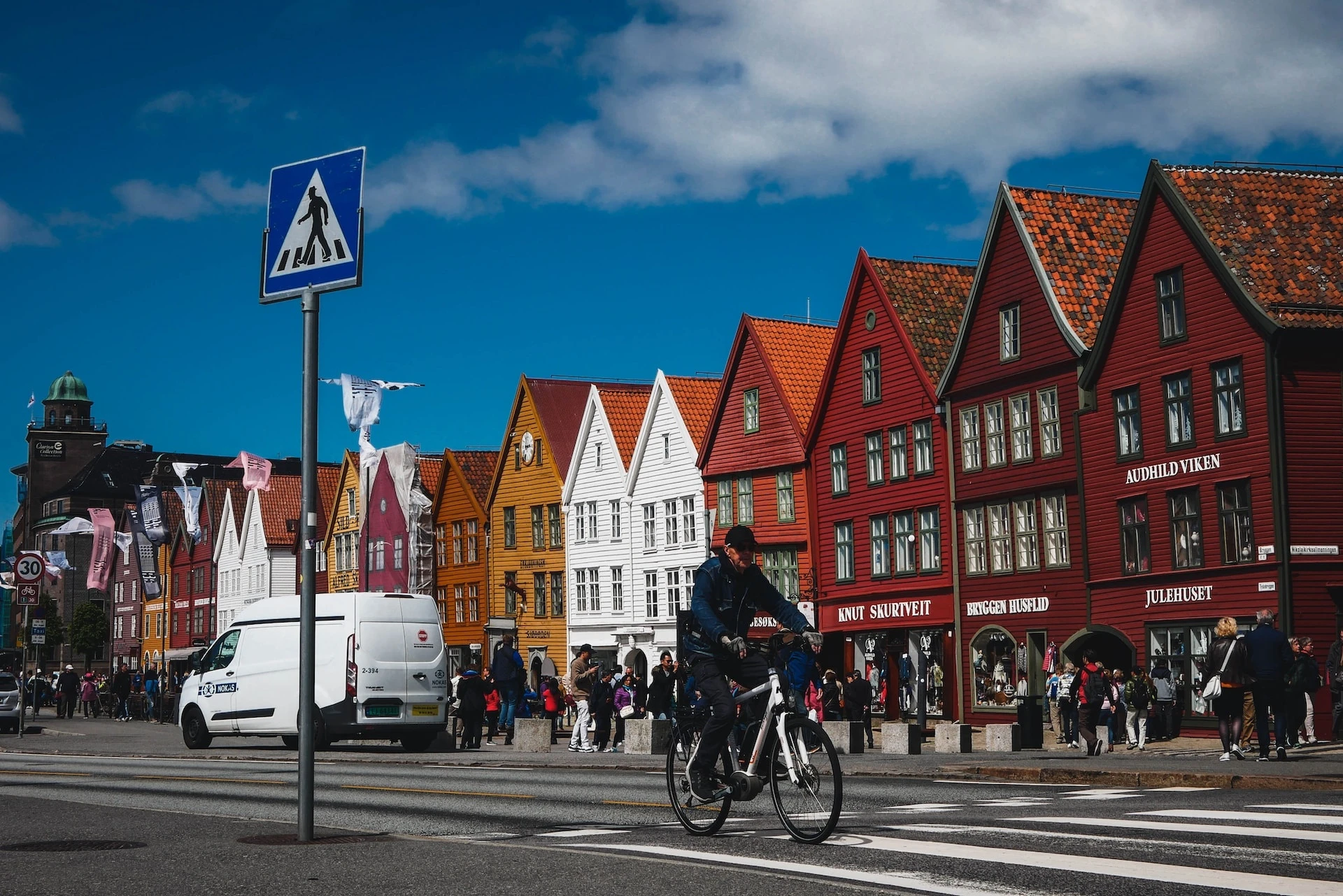 Bergen, Na Uy: Nằm trên bờ biển phía tây nam của Na Uy, được bao quanh bởi những ngọn núi với số dân khoảng 280.000 người, Bergen là thành phố lớn thứ hai và là trung tâm văn hóa lớn của Na Uy. Thành phố này được cho là thiên đường trên mặt đất với phong cảnh thiên nhiên đáng kinh ngạc và 7 ngọn núi tuyệt đẹp bao quanh. Bên cạnh mức sống cao và hệ thống chăm sóc sức khỏe được đầu tư, thành phố còn là trung tâm đổi mới công nghệ và hướng tới mục tiêu phát triển bền vững thông qua bảo vệ môi trường.