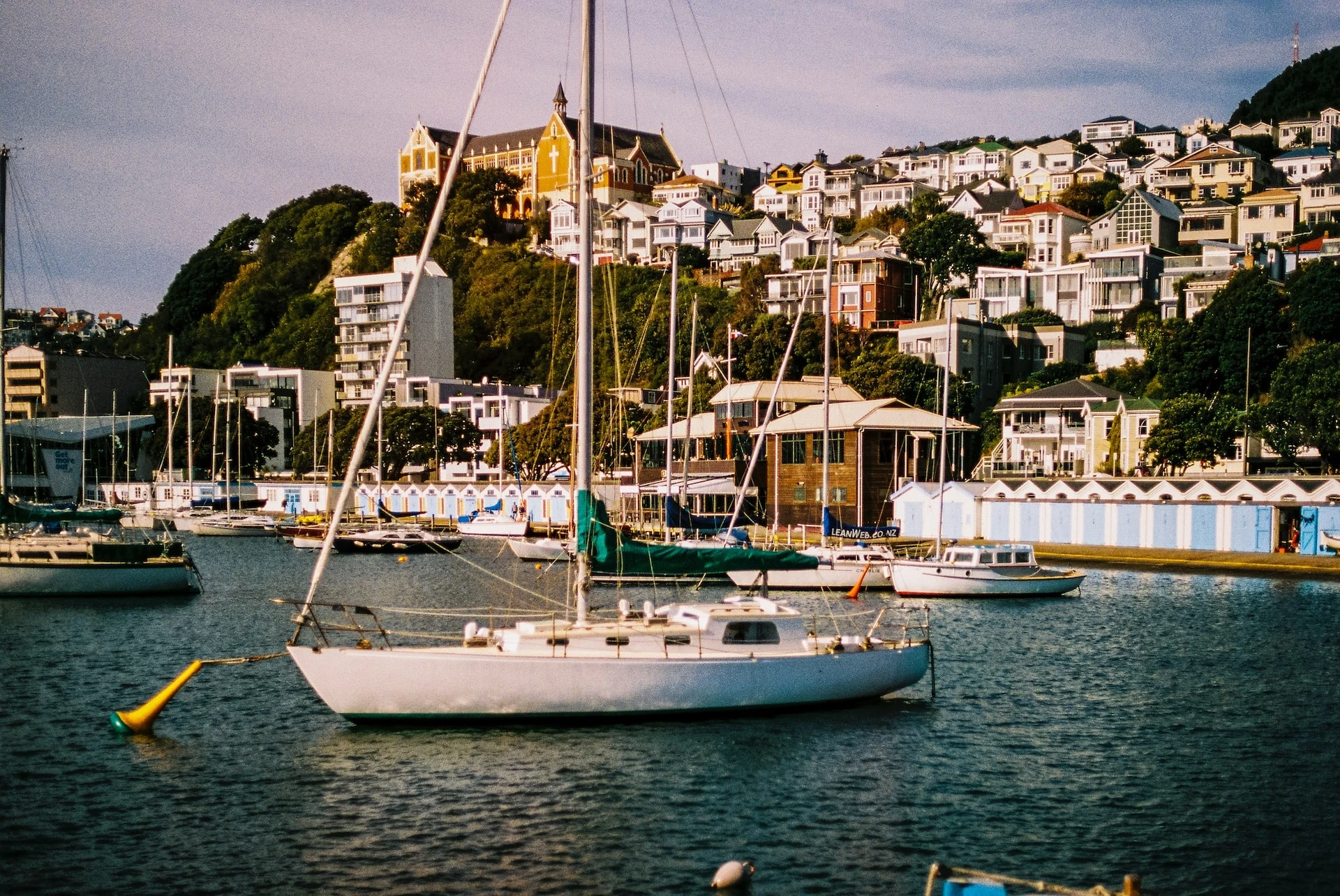 Wellington, New Zealand: Với dân số khoảng 200.000 người, thủ đô của New Zealand là thành phố đông dân thứ hai và là trung tâm chính trị, văn hóa của nước này. Thành phố nổi tiếng với nền văn hóa sôi động, ẩm thực đa dạng và vẻ đẹp tự nhiên, những bến cảng đẹp như tranh vẽ được bao quanh bởi núi non hùng vĩ. Thành phố này nổi tiếng là một trong những thành phố hạnh phúc nhất trên thế giới nhờ sự thân thiện, hiếu khách và ý thức cộng đồng cao. Nhiều sự kiện lễ hội được tổ chức trong suốt cả năm nhằm kéo mọi người lại gần nhau hơn.