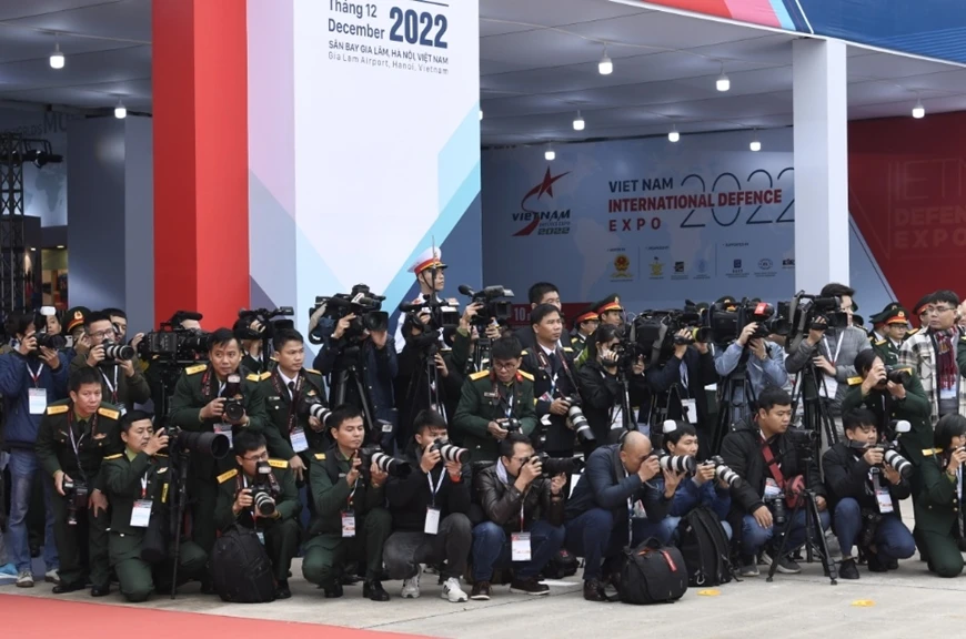 Phóng viên tác nghiệp tại Triển lãm Quốc phòng quốc tế Việt Nam 2022.