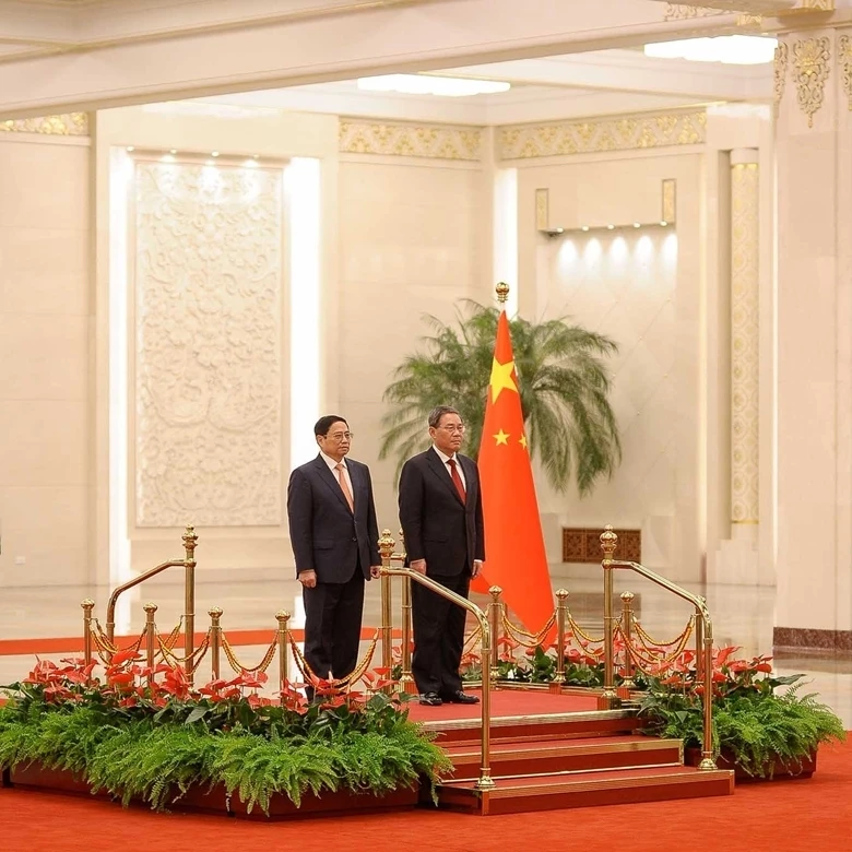 Lễ đón chính thức Thủ tướng Chính phủ Phạm Minh Chính và đoàn đại biểu cấp cao Việt Nam thăm chính thức nước Cộng hòa nhân dân Trung Hoa được tổ chức trọng thể tại Đại lễ đường Nhân dân ở Thủ đô Bắc Kinh.