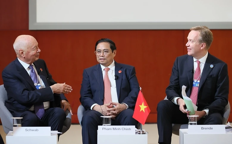 Thủ tướng Phạm Minh Chính trao đổi với Nhà sáng lập kiêm Chủ tịch điều hành Diễn đàn Kinh tế Thế giới (WEF) Klaus Schwab (bên trái) và Chủ tịch Diễn đàn Kinh tế thế giới (WEF) Børge Brende.