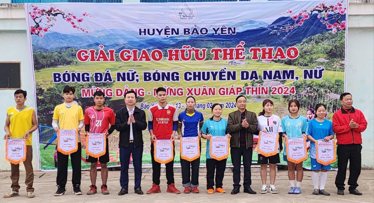 Ban tổ chức trao cờ lưu niệm cho các đoàn vận động viên.jpg