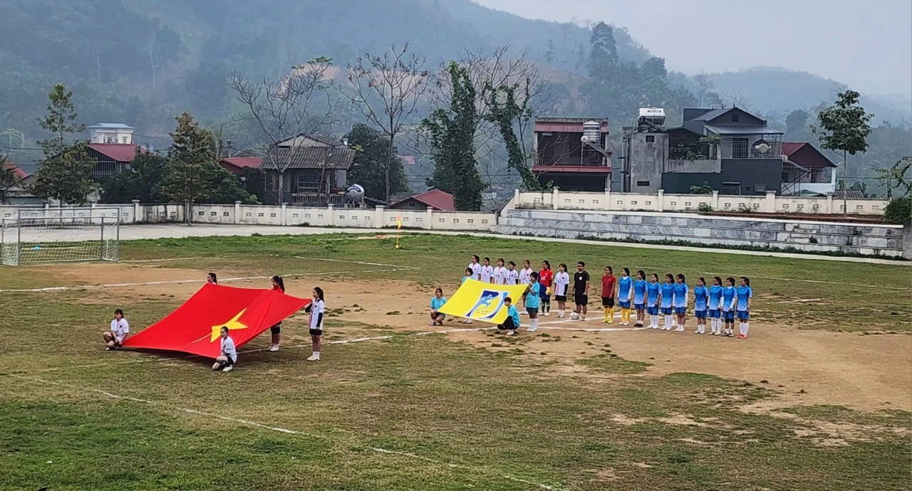 Các vận động viên tham gia giải bóng đá nữ.jpg