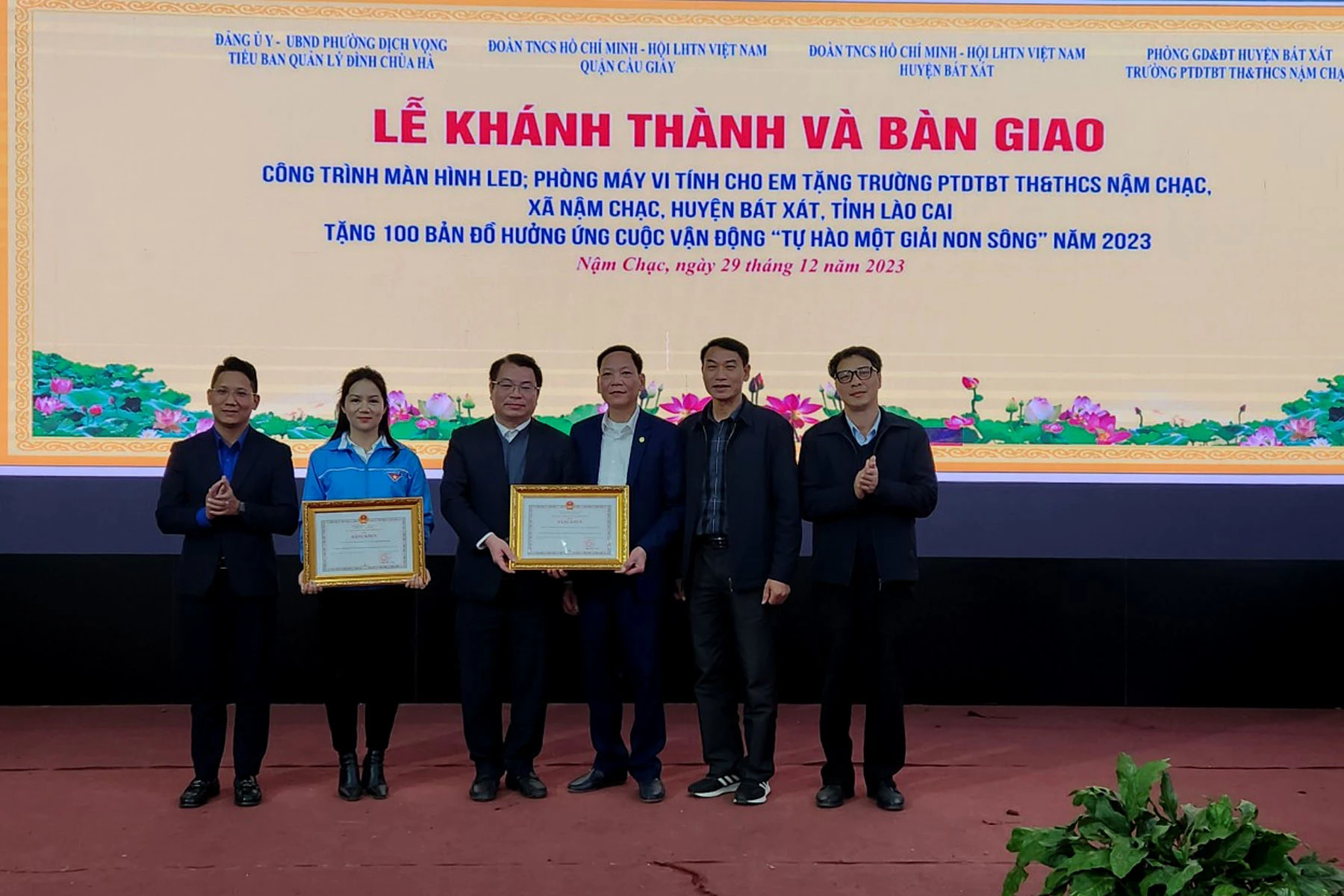 trao-bang-khen-cua-chu-tich-ubnd-tinh-lao-cai-cho-cac-don-vi-9642.jpg