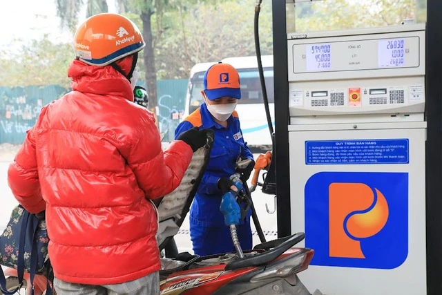 Thủ tướng yêu cầu tập trung các giải pháp bảo đảm cung ứng đủ xăng dầu cho sản xuất, kinh doanh, tiêu dùng.