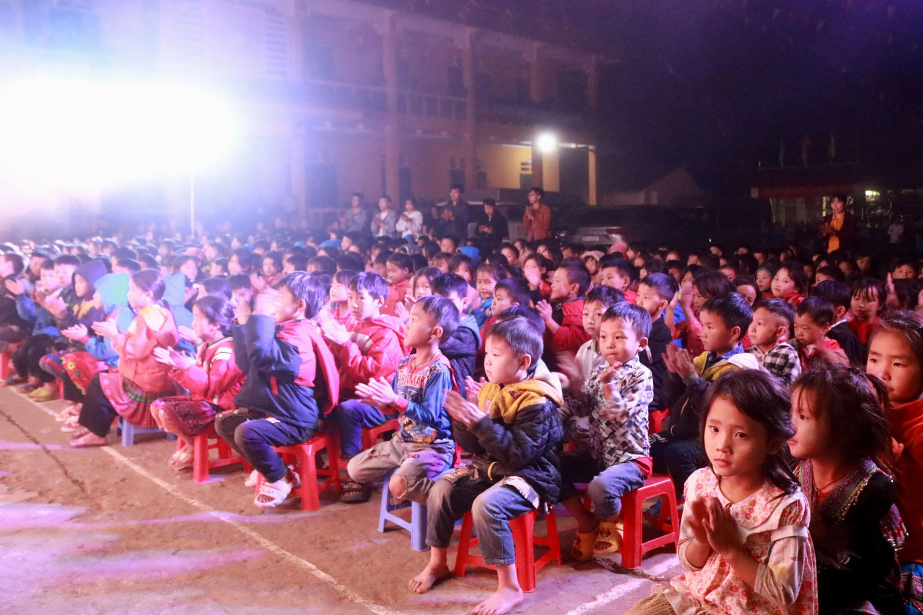 Các em học sinh hào hứng tham dự Chương trình.jpg
