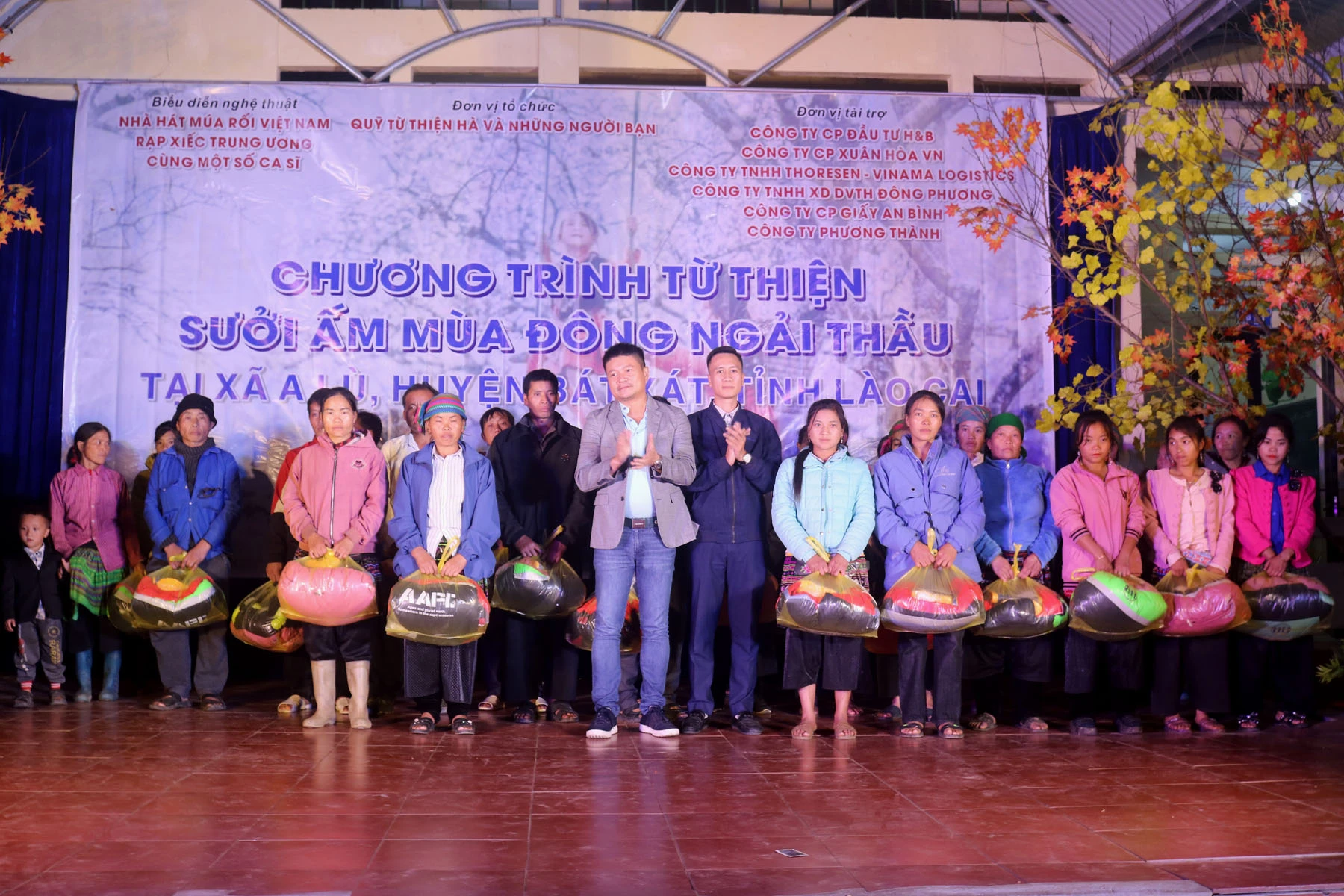 Trao quà cho các hộ nghèo .jpg