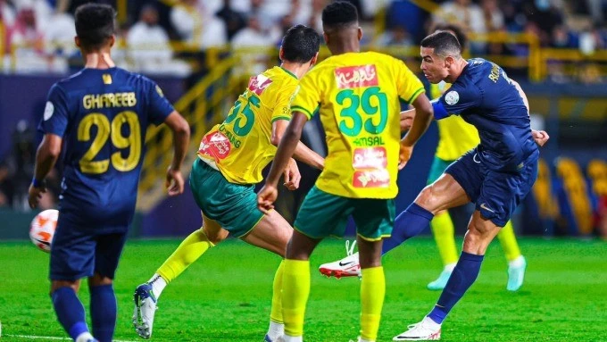 Ronaldo sút xa ghi siêu phẩm khi Al Nassr tiếp Al Khaleej trên sân Al Awal hôm 4/11.