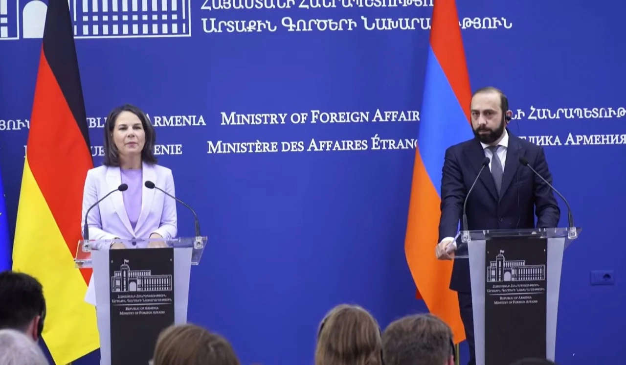 Ngoại trưởng Đức Annalena Baerbock (trái) phát biểu trong chuyến thăm Armenia ngày 3/11.