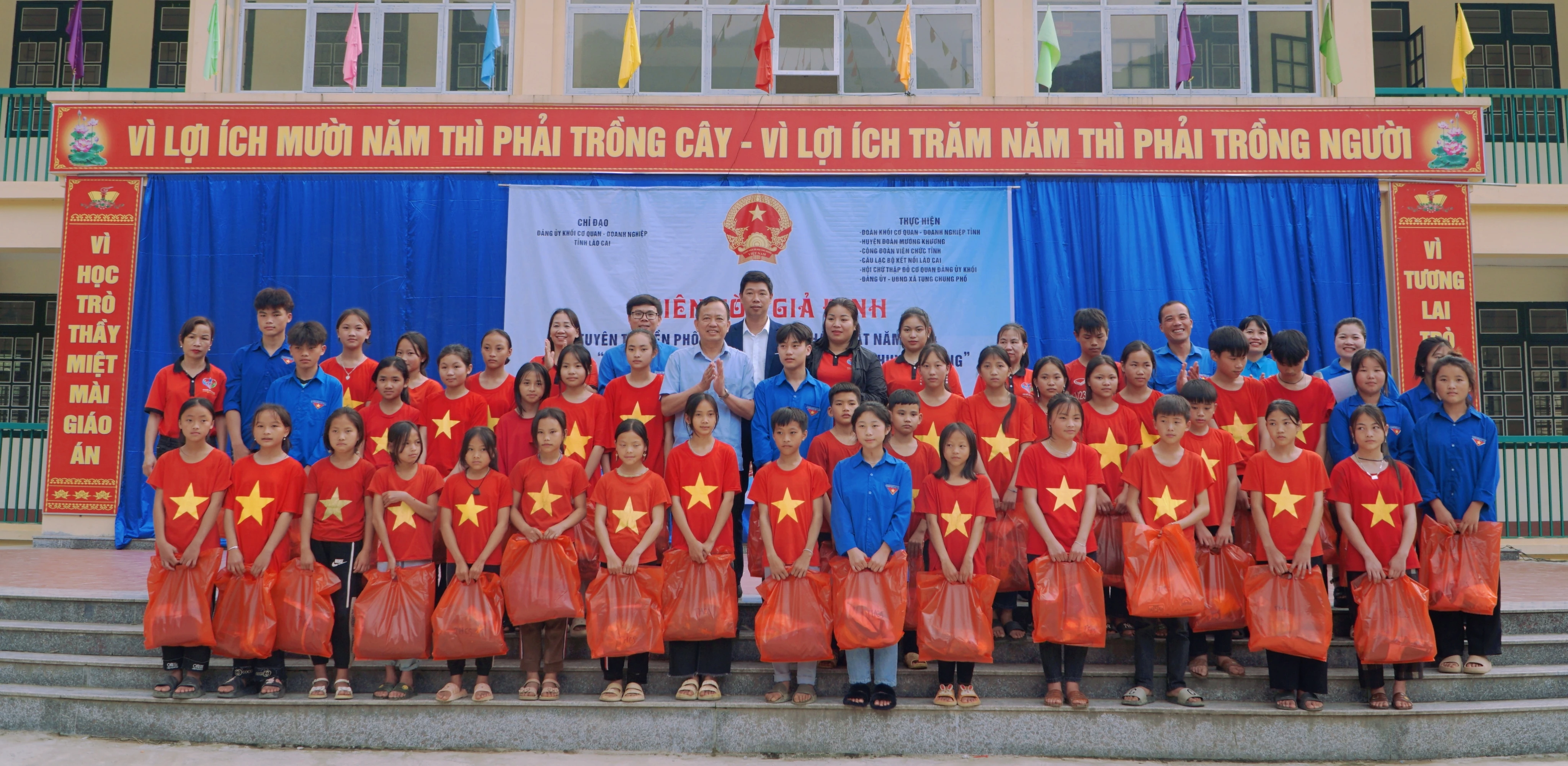 Nhiều phần quà gồm quần áo, áo dài truyền thống và một số nhu yếu phẩm được trao tận tay học sinh, người dân có hoàn cảnh khó khăn..jpg