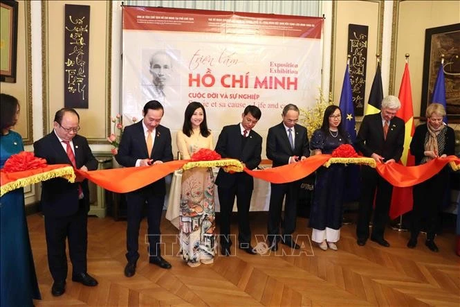 Đại sứ Việt Nam tại Bỉ Nguyễn Văn Thảo và Phó Giám đốc Khu di tích Chủ tịch Hồ Chí Minh tại Phủ Chủ tịch Nguyễn Văn Dương cùng các vị khách quốc tế cắt băng khai mạc triển lãm về cuộc đời và sự nghiệp của Chủ tịch Hồ Chí Minh.