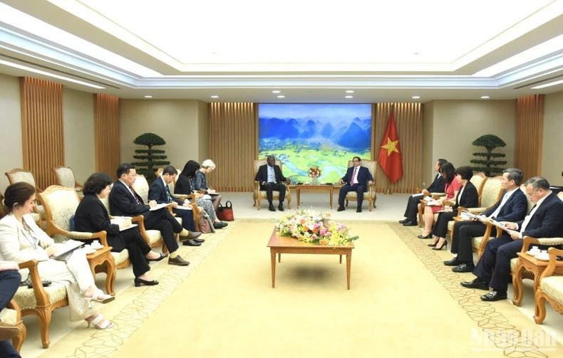 Quang cảnh buổi tiếp của Thủ tướng Phạm Minh Chính với Tổng Giám đốc Tổ chức Lao động Quốc tế (ILO) Gilbert F. Houngbo.