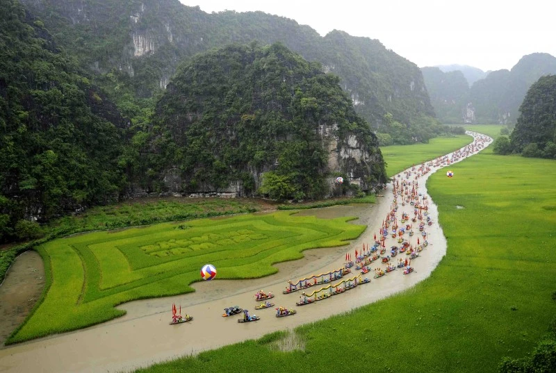 Du khách đến với Khu du lịch Tam Cốc- Bích Động.