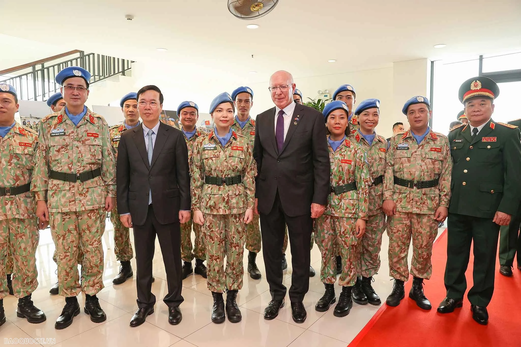 Chủ tịch nước Võ Văn Thưởng cùng Toàn quyền Australia David Hurley đến thăm Cục Gìn giữ hòa bình Việt Nam ngày 2/4.