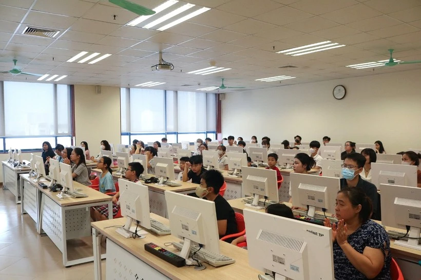 Thí sinh, giáo viên và phụ huynh tham dự Lễ khai mạc cuộc thi.