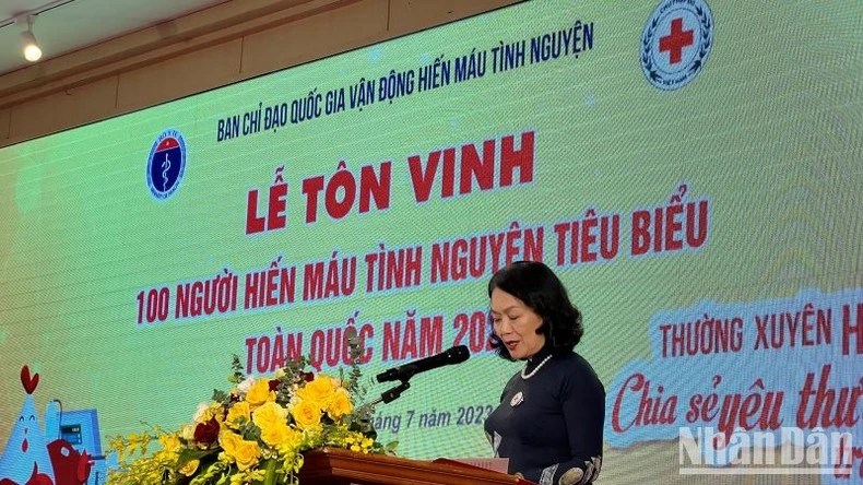 Chủ tịch Trung ương Hội Chữ thập đỏ Việt Nam Bùi Thị Hòa phát biểu tại buổi lễ.