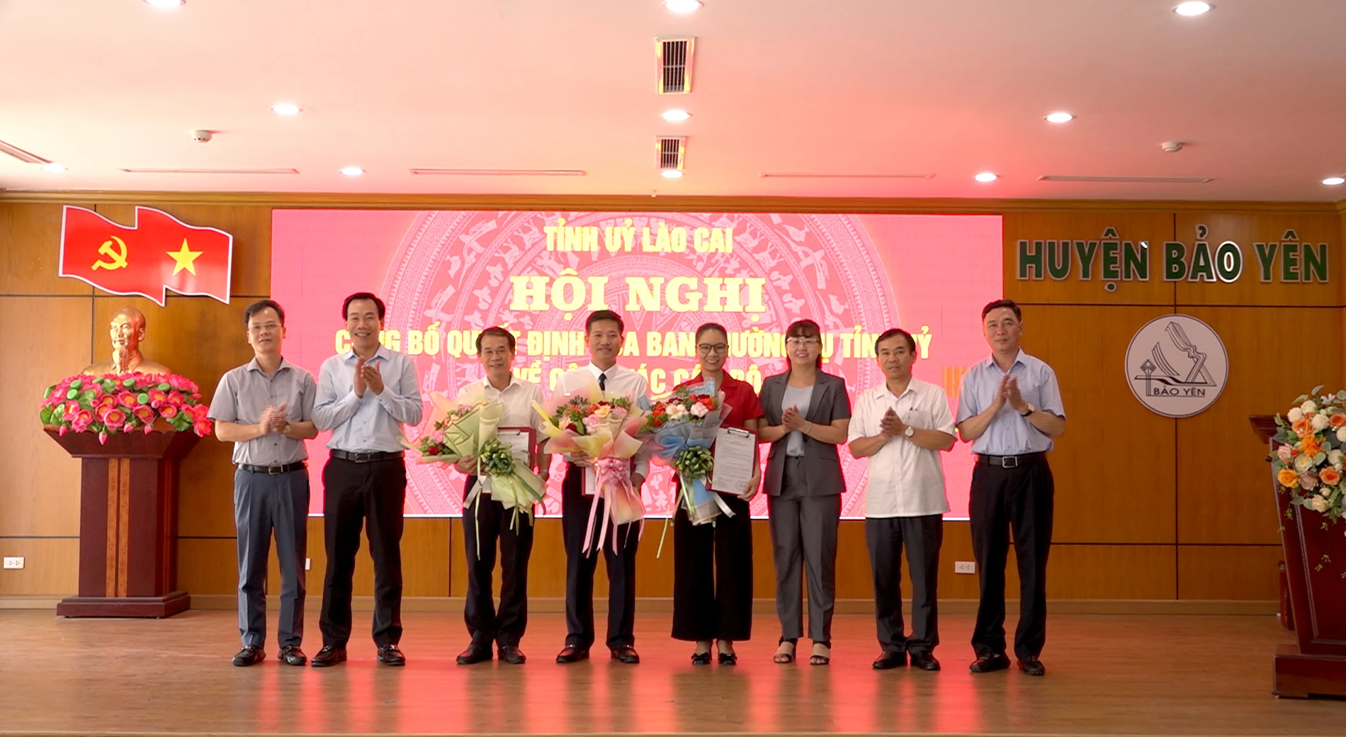 Các đồng chí lãnh đạo tỉnh, huyện tặng hoa chúc mừng các đồng chí được điều động, chỉ định..jpg