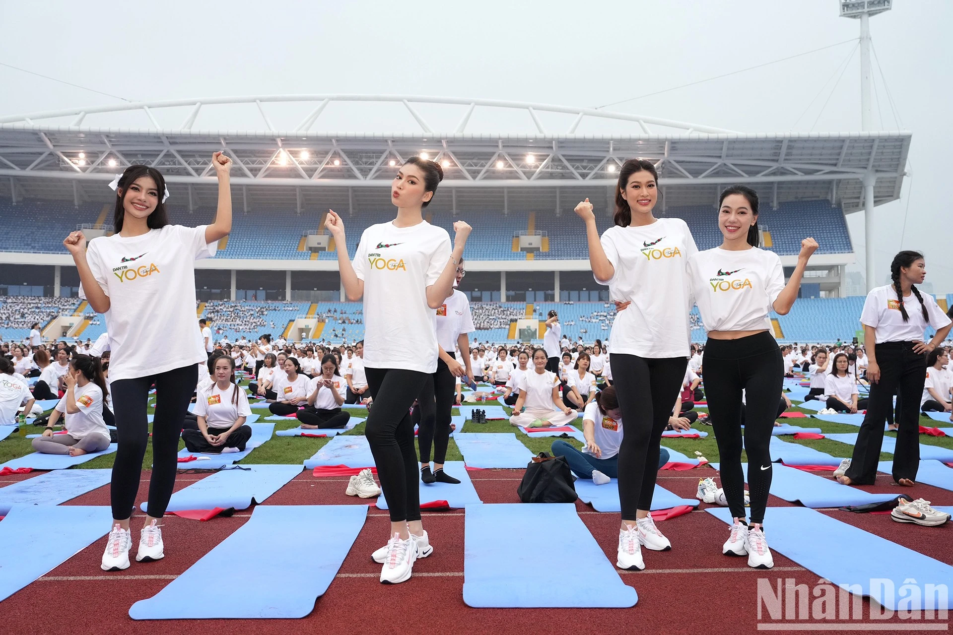 Đại sứ của Ngày hội yoga Dân trí - bà Phạm Kim Dung - cùng dàn hoa hậu, á hậu thu hút sự chú ý khi xuất hiện tại Ngày hội yoga của báo Dân trí.