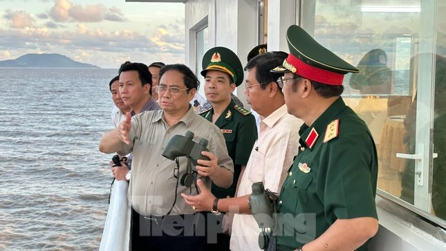 Thủ tướng Chính phủ Phạm Minh Chính khảo sát tình hình sạt lở tại Khu Du lịch Khai Long và Kênh Năm Ô Rô, xã Đất Mũi, tỉnh Cà Mau.