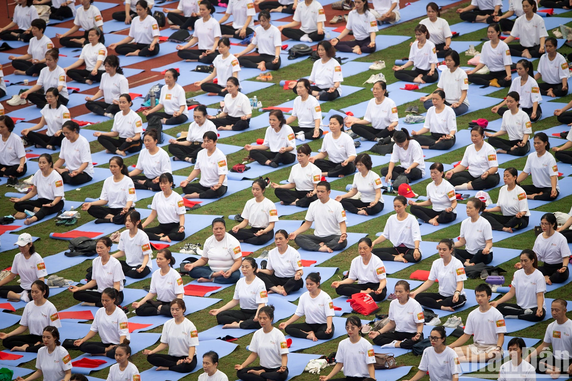 5.000 người tập yoga đã có mặt từ sớm tại Sân vận động Mỹ Đình (Hà Nội) để chuẩn bị cho buổi đồng diễn bắt đầu lúc 7 giờ 30 phút sáng ngày 12/8.