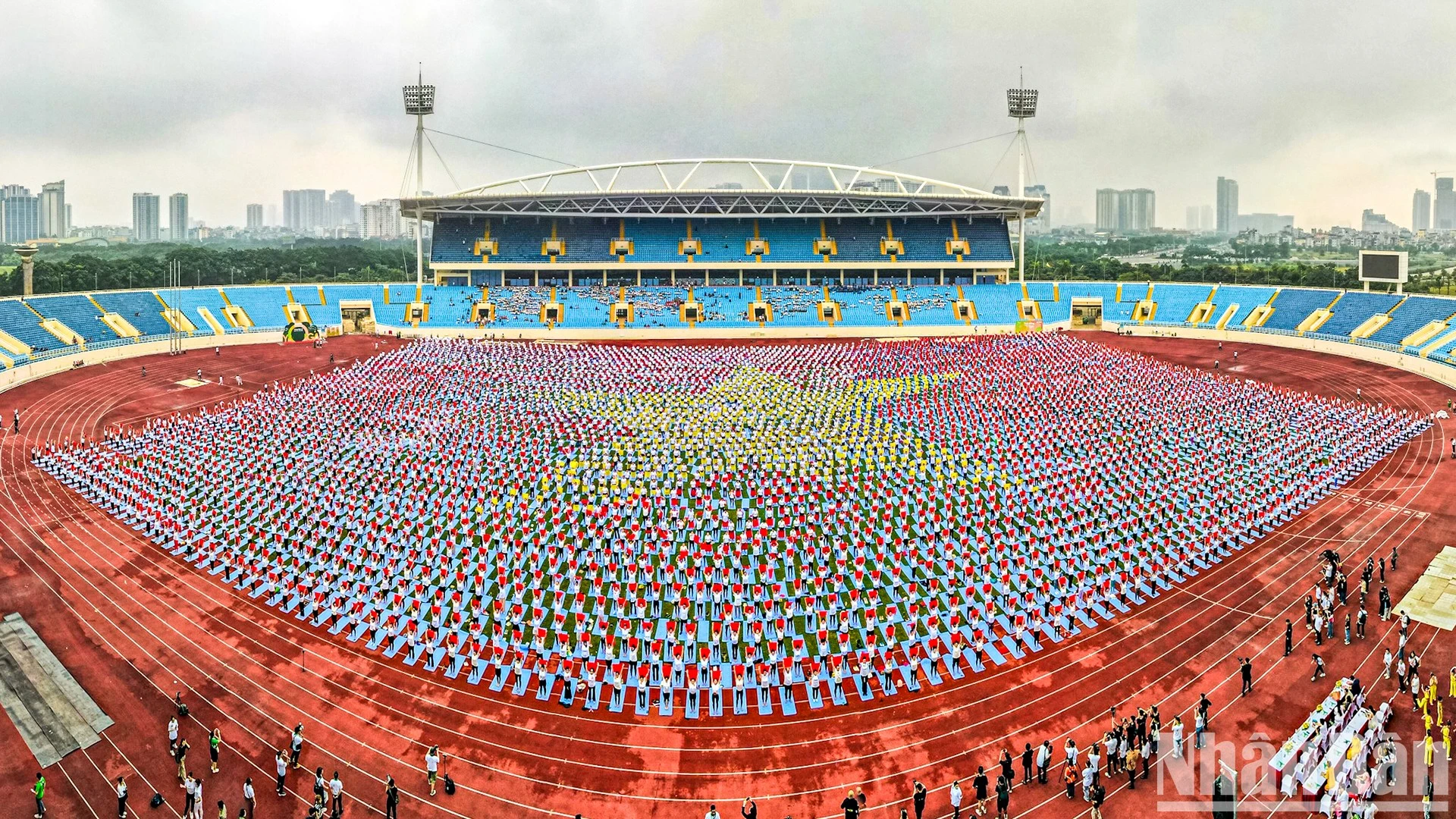 5.000 người yêu Yoga cùng hòa mình vào màn đồng diễn kỷ lục xếp hình lá cờ Việt Nam đông người tham gia nhất Việt Nam.