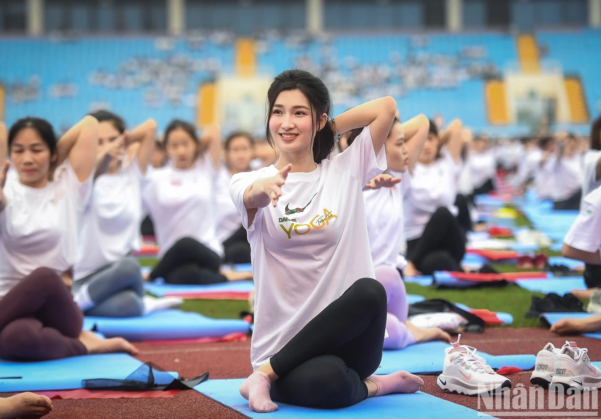 Đại sứ Phạm Kim Dung ngồi trên thảm tập và hòa cùng hàng ngàn người khởi động, luyện thở. “Ngày hội Yoga Dân trí” được kỳ vọng truyền tải thông điệp: Mỗi người làm mới bản thân với Yoga để mãi trẻ-khỏe-đẹp và căng tràn sức sống. Yoga giúp cân bằng thân-tâm-trí, lan tỏa năng lượng tích cực đến cộng đồng, xây dựng lối sống lành mạnh, chú trọng tập luyện thể thao và tăng cường thể chất.