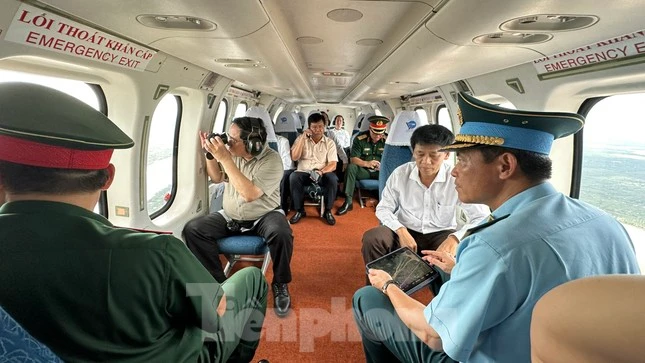 Thủ tướng Chính phủ Phạm Minh Chính quan sát từ trên máy bay trực thăng.