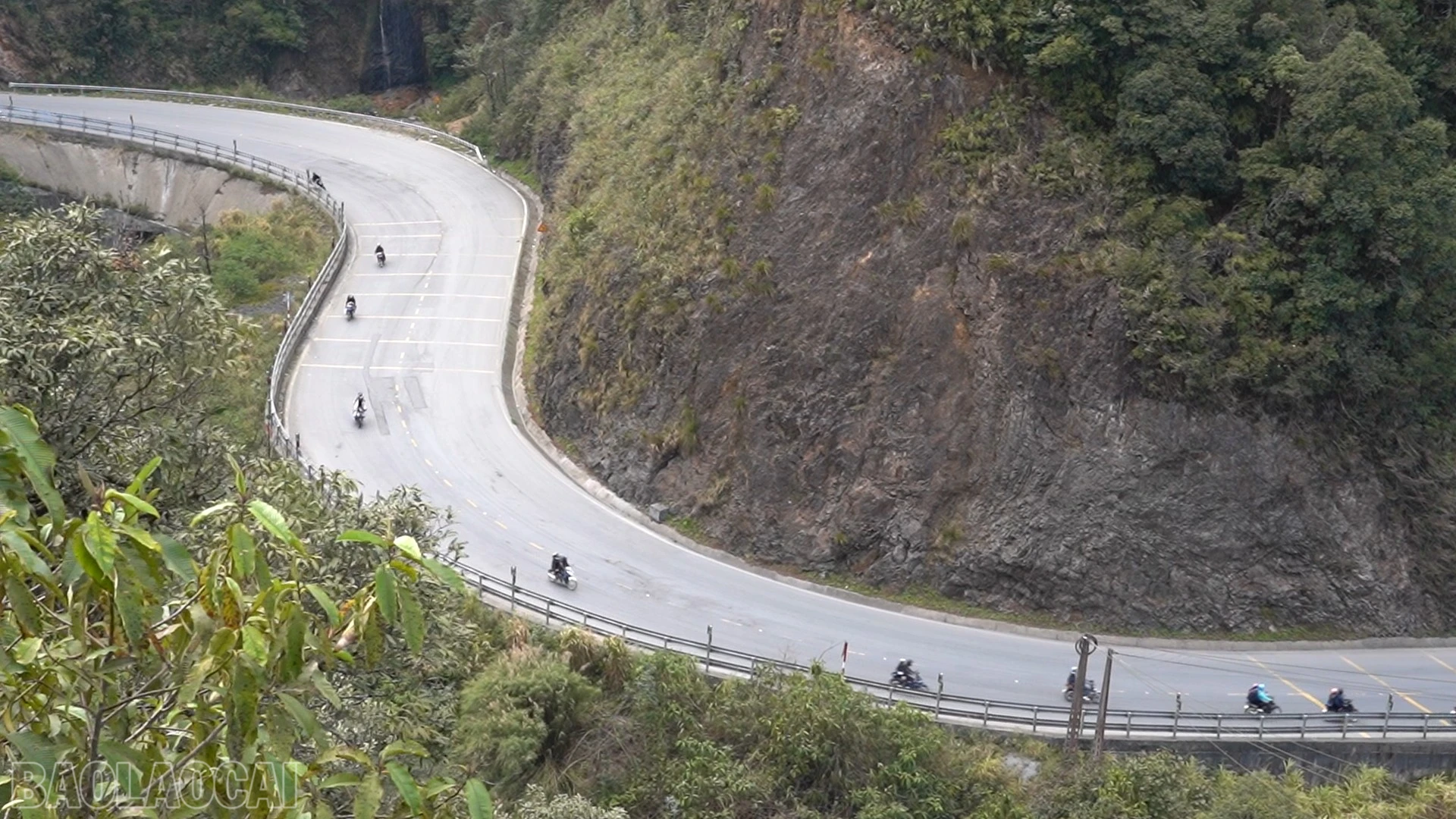 baolaocai-bl_anh-5-mot-goc-duong-deo.png