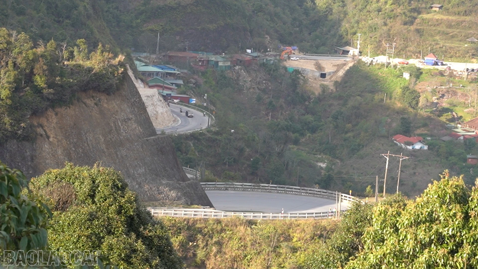 baolaocai-bl_anh-3-duong-deo-uon-luon-quanh-co.png