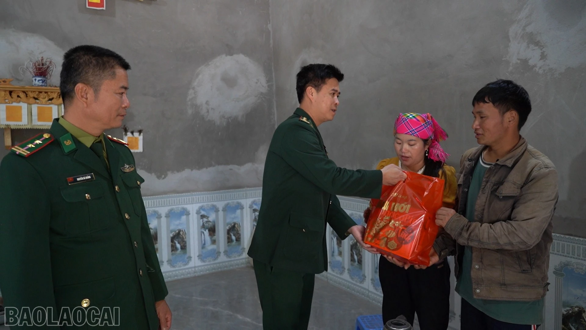 baolaocai-bl_anh-6-bo-doi-den-trao-qua-anh-linh.png