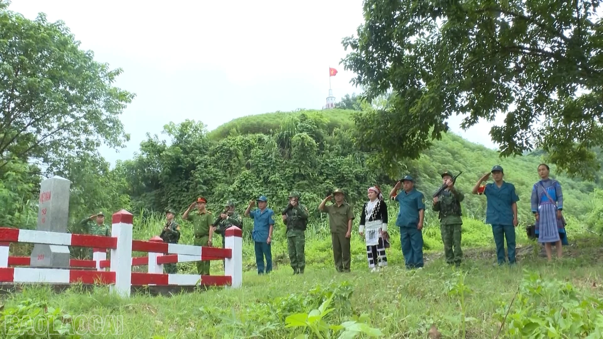 baolaocai-bl_anh-2-tuan-tra-ben-cot-moc.png