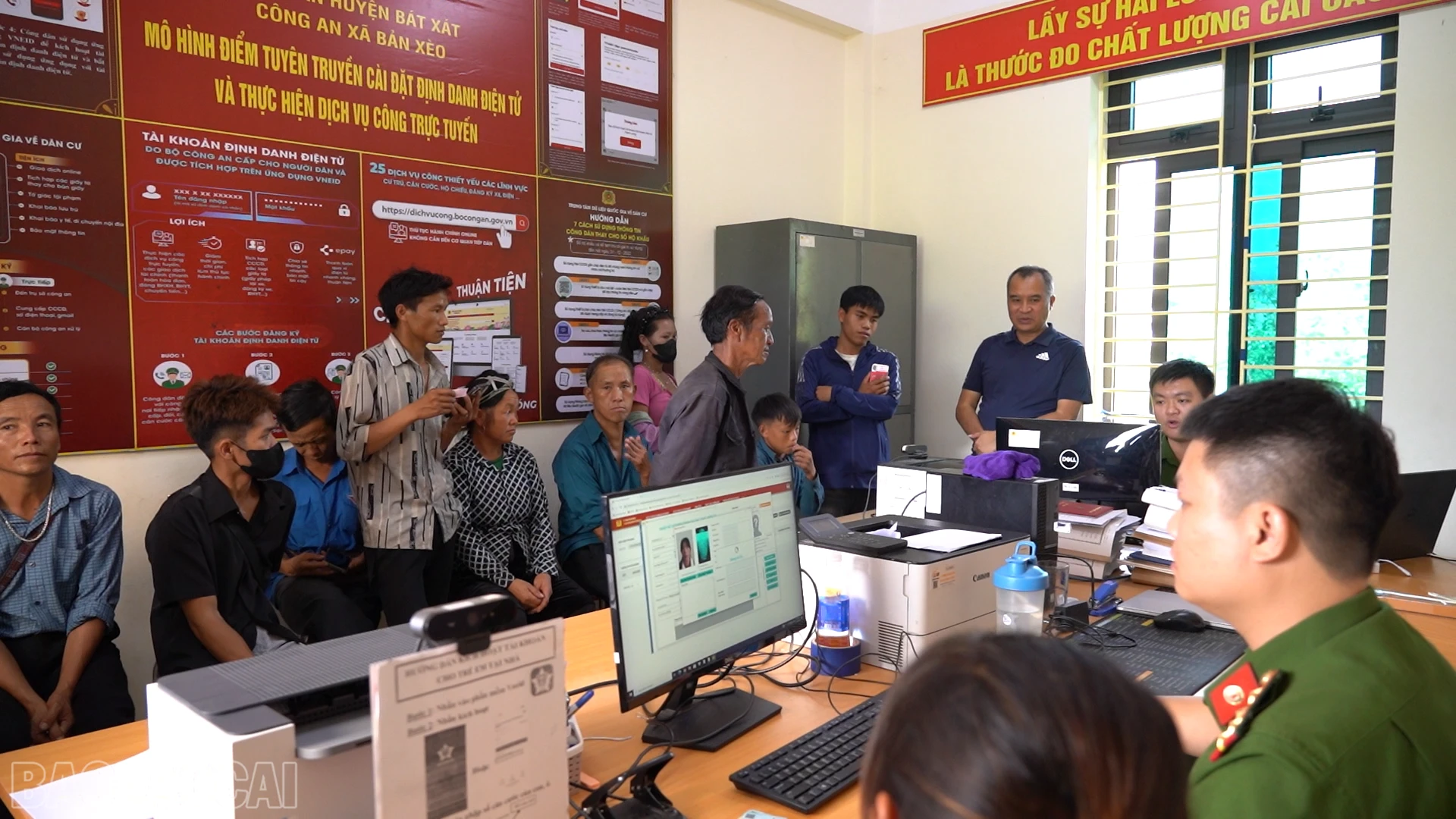 Người dân xã Bản Xèo được cán bộ hướng dẫn thực hiện các thủ tục liên quan đến tài khoản định danh điện tử mức độ 2.