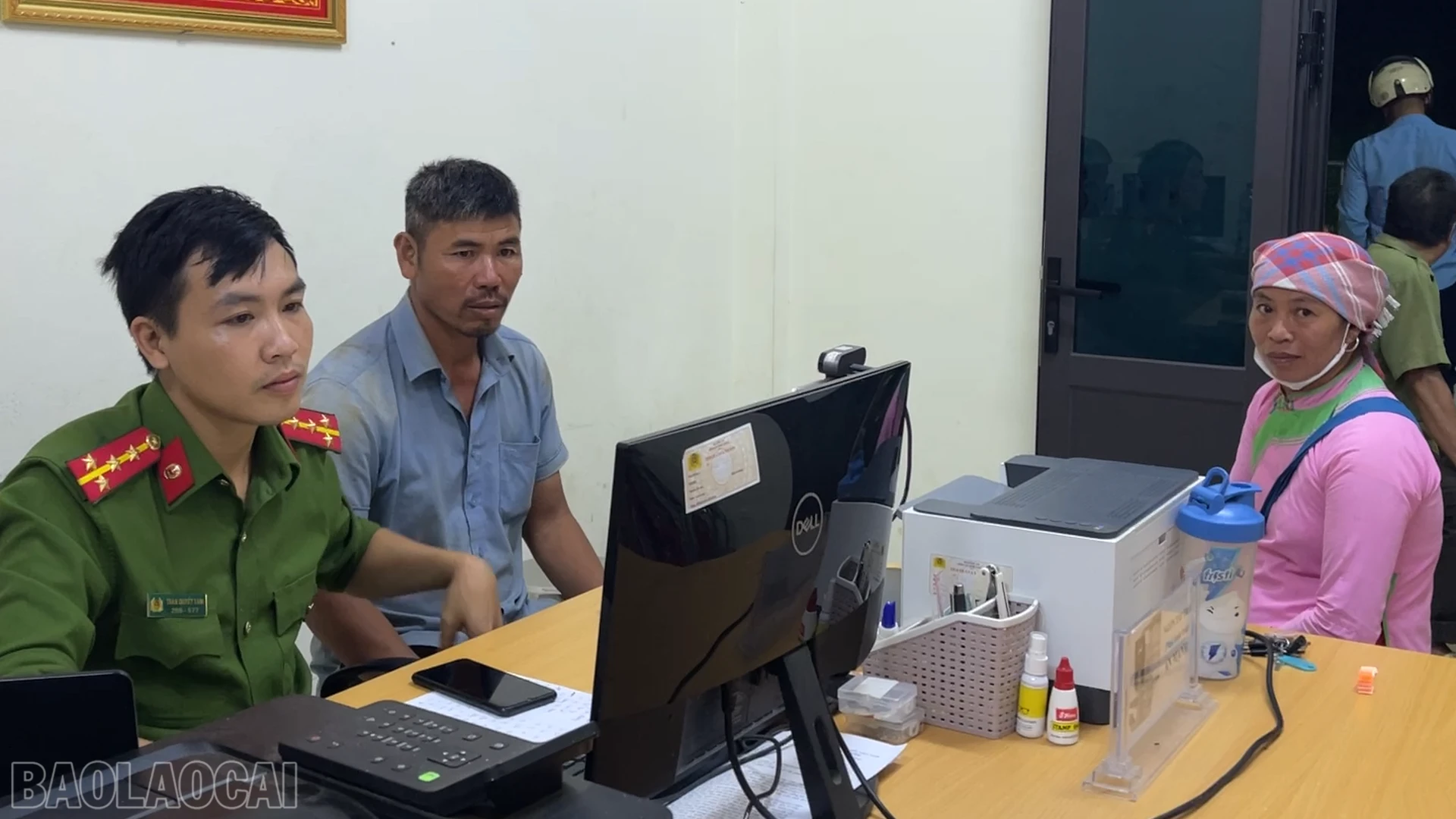 Công an xã Bản Xèo hỗ trợ người dân làm thủ tục định danh điện tử vào buổi tối.