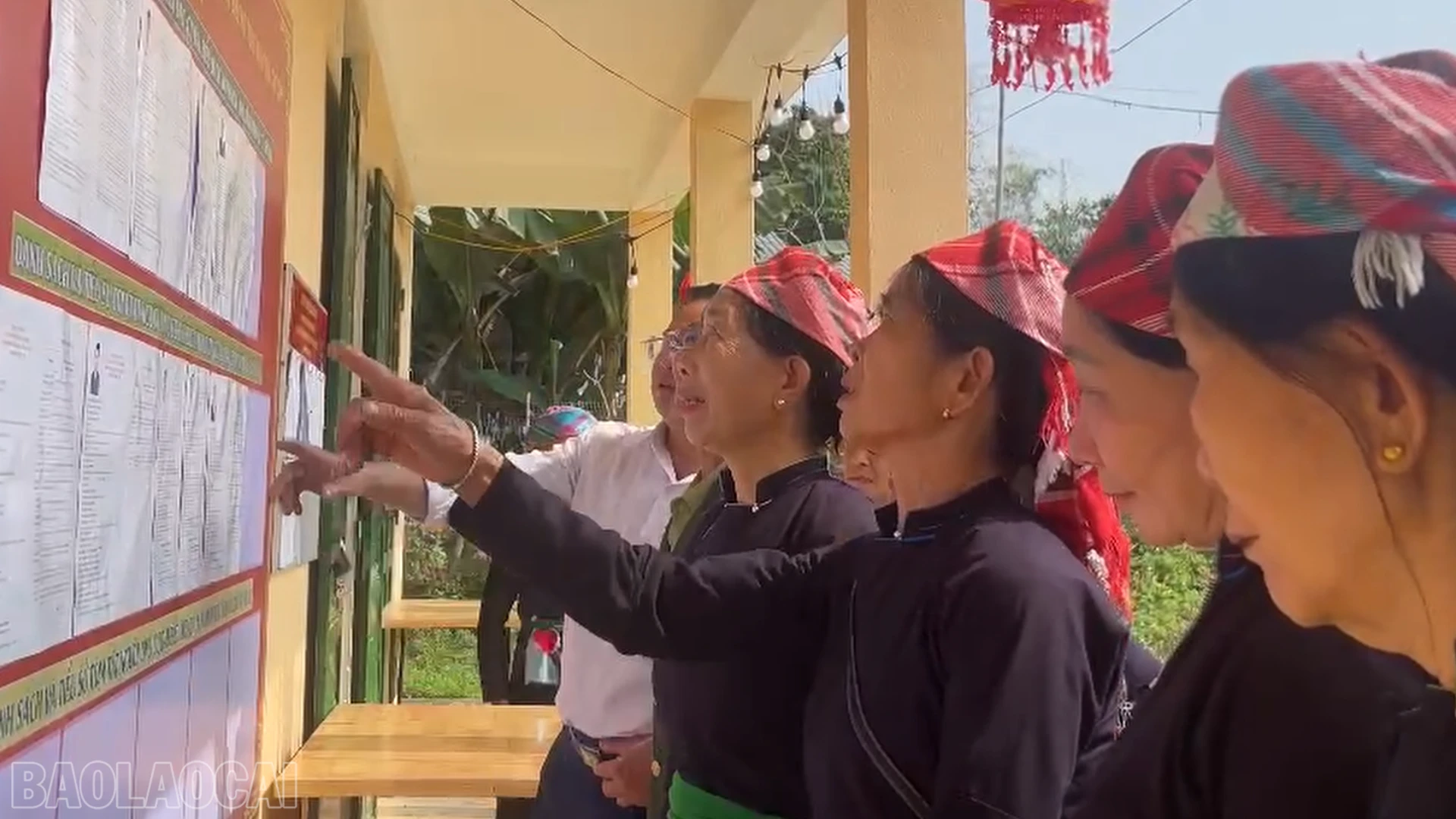 baolaocai-bl_anh-9-cu-tri-xa-khanh-yen-quan-tam-den-danh-sach-minh-duoc-niem-yet.png