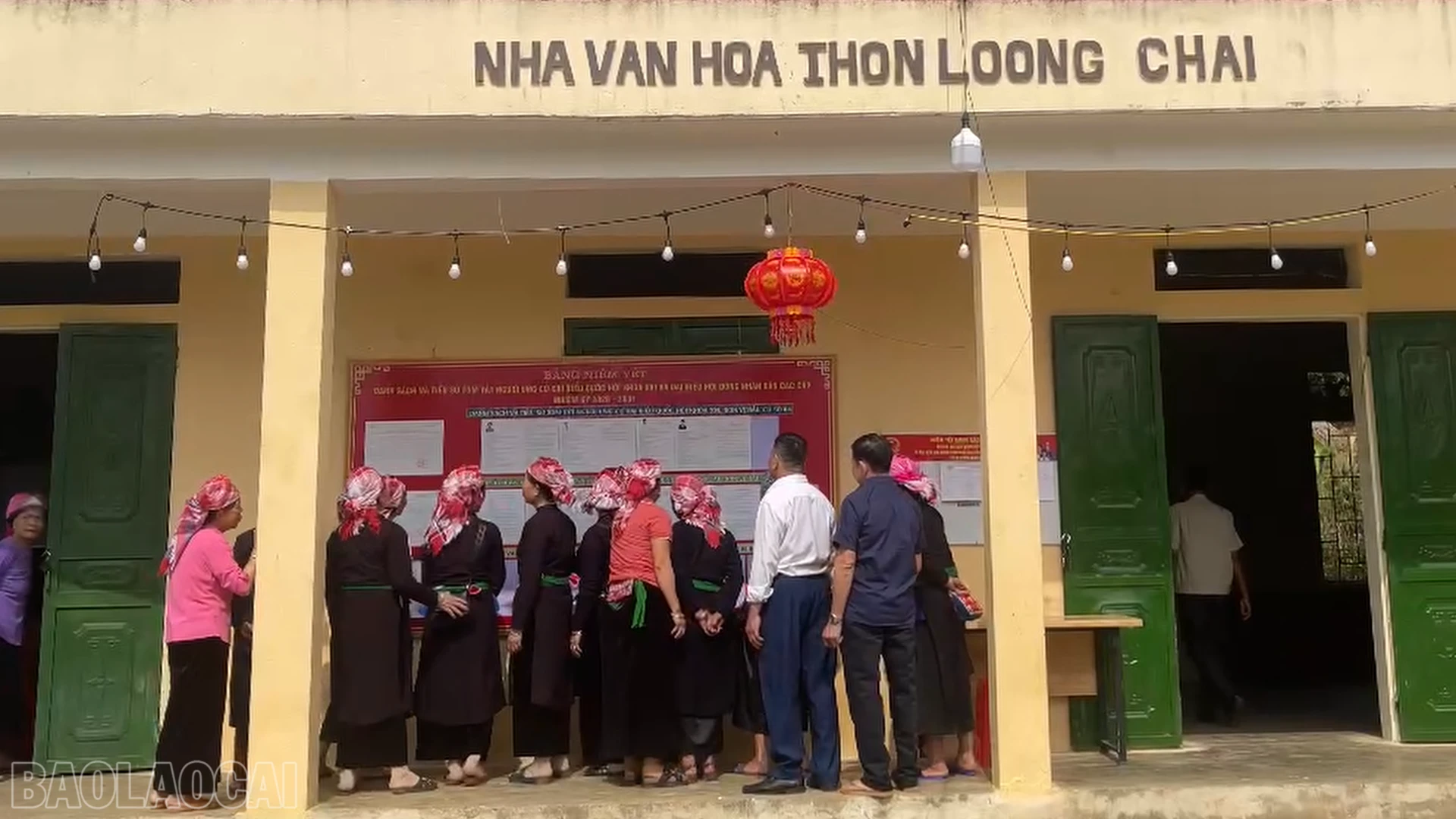 baolaocai-bl_anh-10-cu-tri-xa-khanh-yen-quan-tam-den-danh-sach-minh-duoc-niem-yet.png