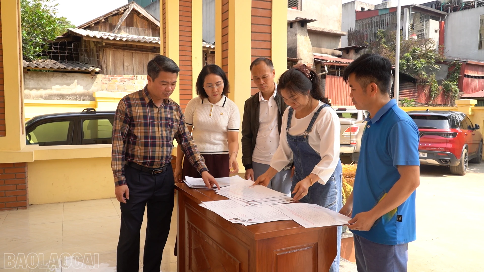 baolaocai-bl_anh-3-kiem-tra-danh-sach-chuan-bi-niem-yet.png