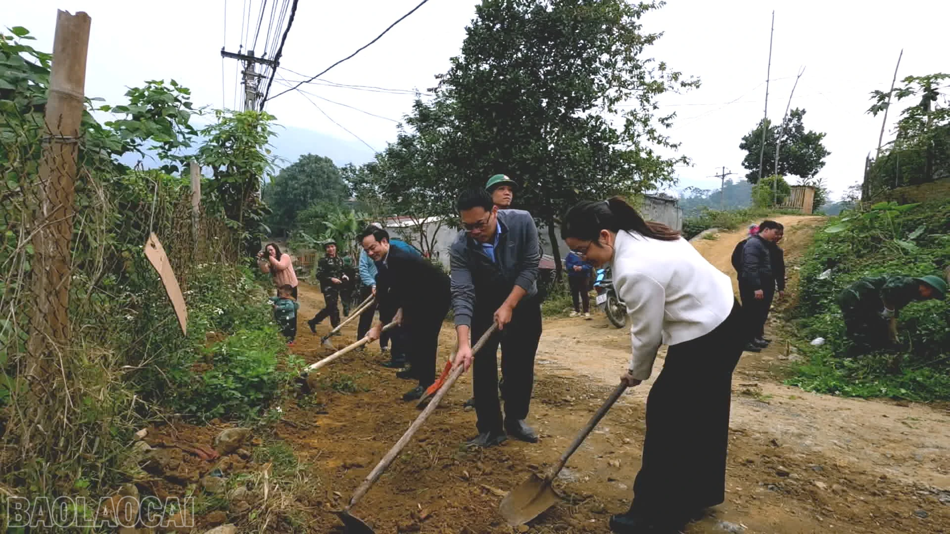 baolaocai-bl_anh-9-lanh-dao-xa-cung-don-dep-tuy-duong.png