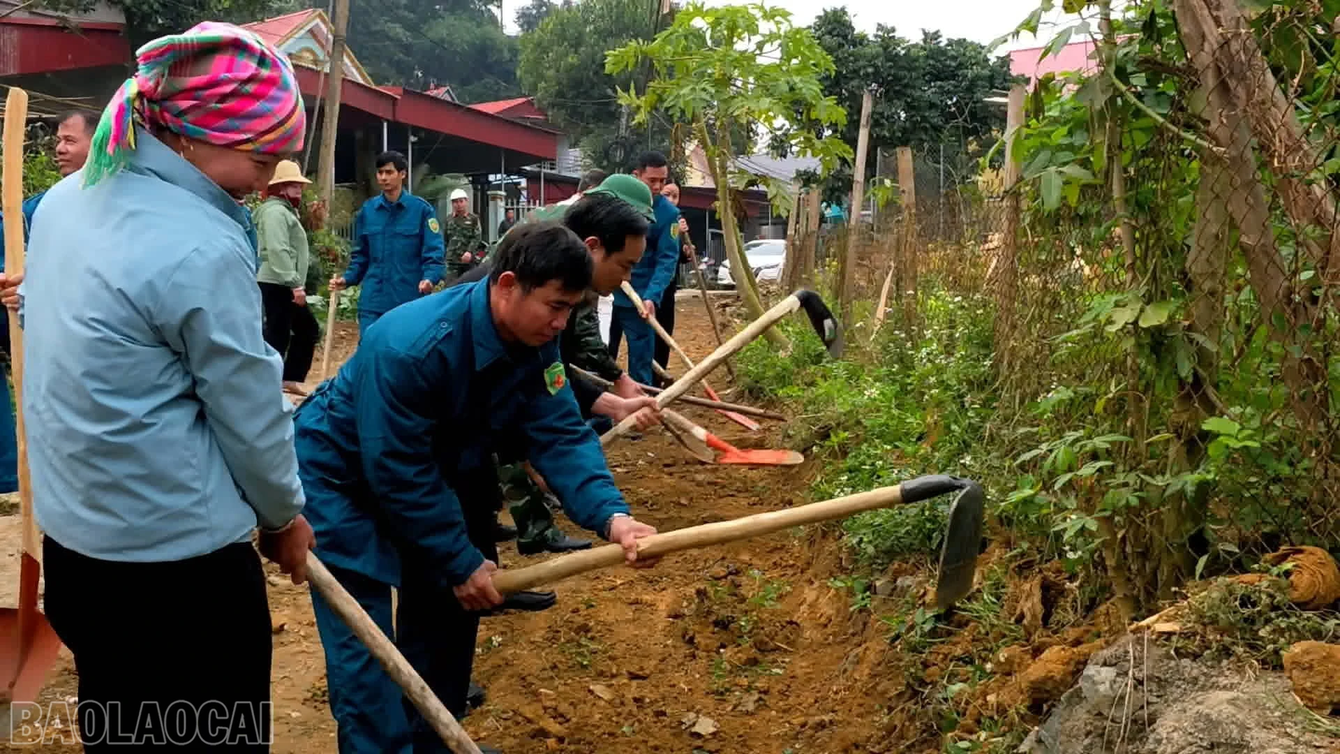 baolaocai-bl_anh-10-ba-con-nhan-dan-cung-tham-gia-don-dep-tuyen-duong.png